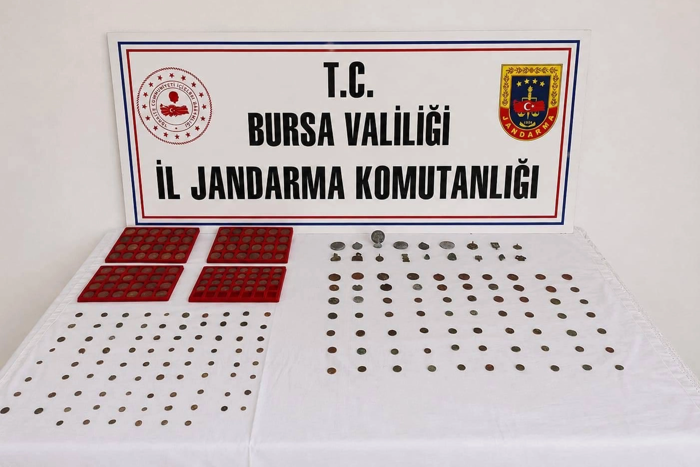 Bursa’da tarihi eser operasyonu! 273 sikke ve 18 obje ele geçirildi
