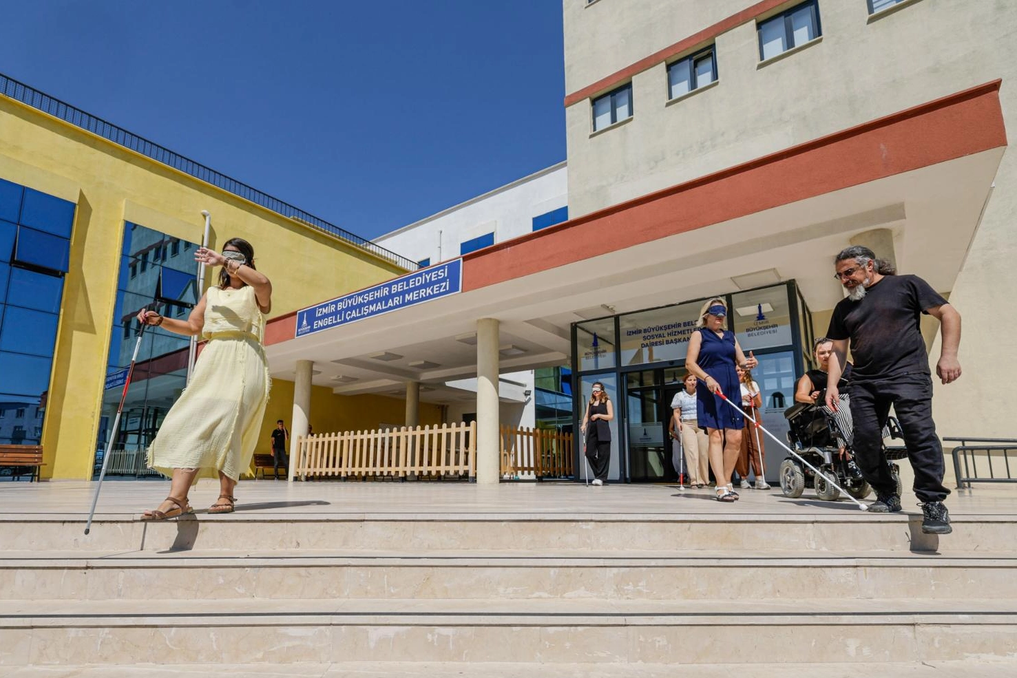 İzmir’de görme engellilere rehberlik edecek personele özel eğitim