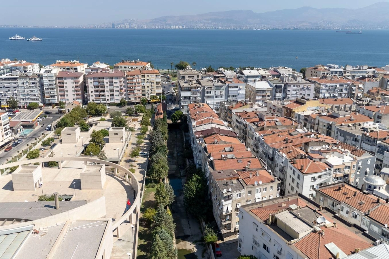 İzmir Körfezi’ne açılan Poligon Deresi’nde dip temizliği