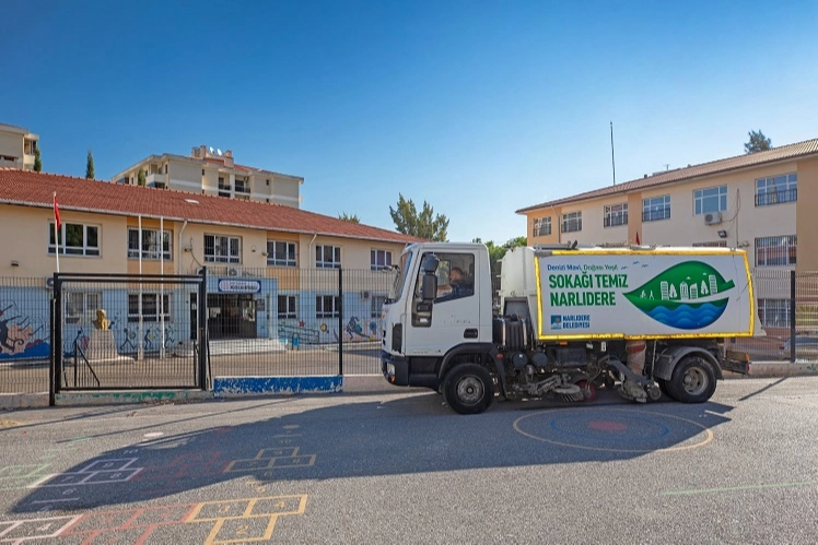 İzmir Narlıdere’de okul bahçelerine temizlik