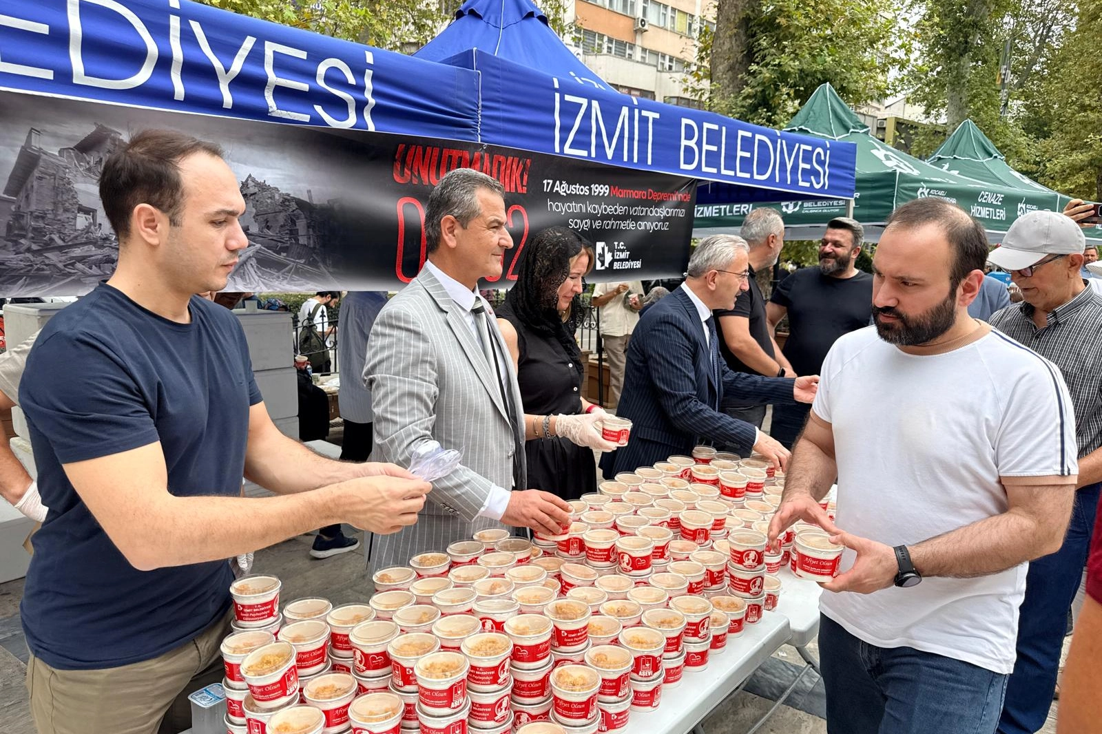 İzmit’te deprem hayatını kaybedenler anısına helva dağıtıldı