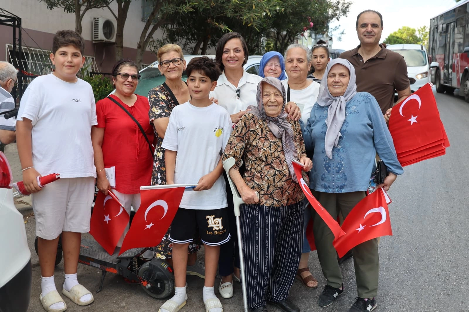 Karabağlar 30 Ağustos’ta Türk bayraklarıyla donatıldı