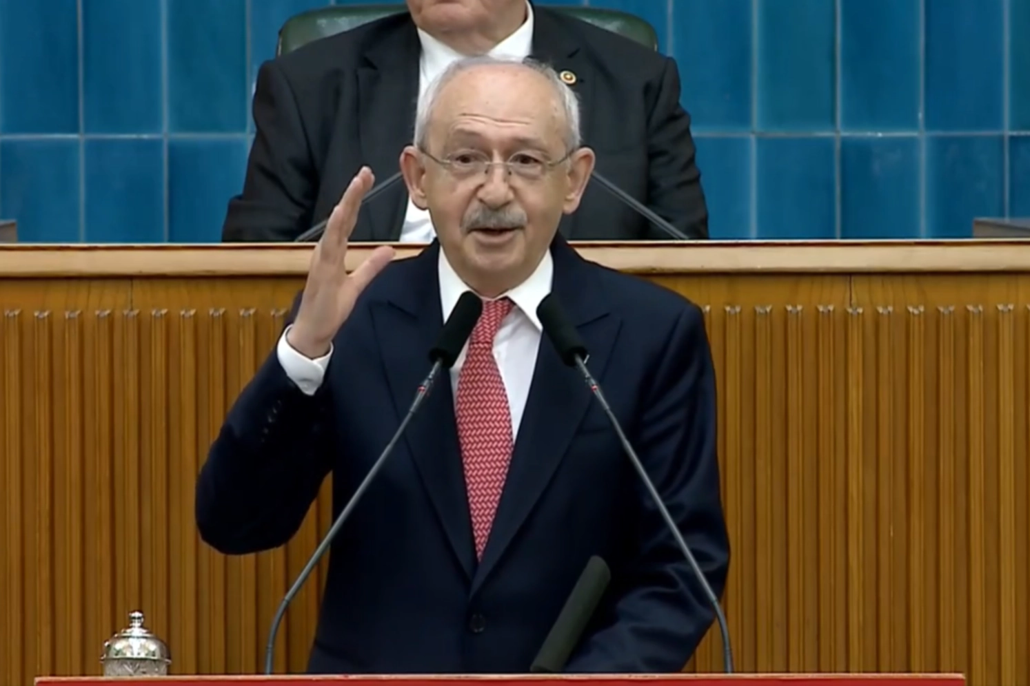 Kılıçdaroğlu 3 yıl sonra CHP grup toplantısında… “Bu Kemal hiçbir gücün karşısında eğilmez”