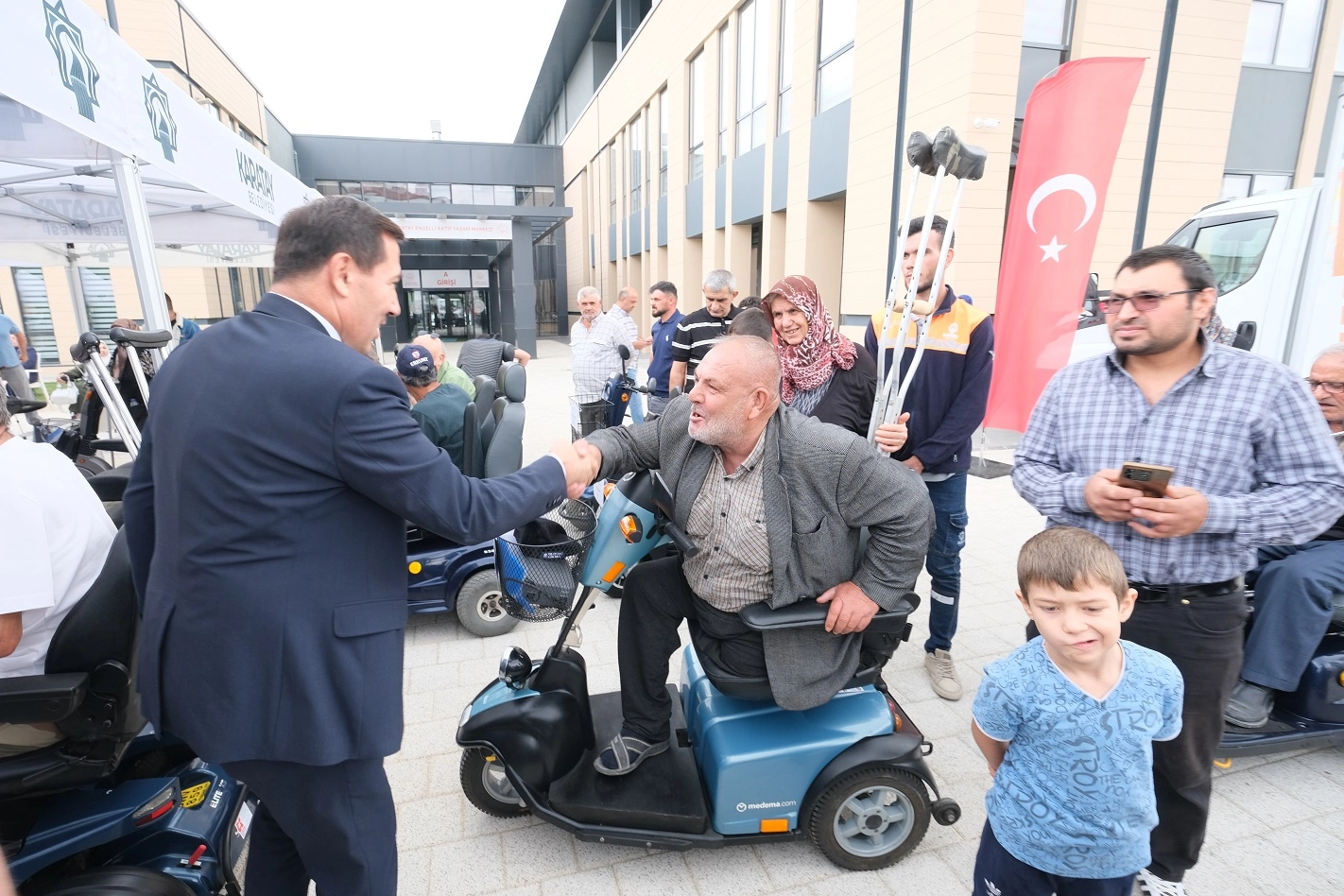 Konya Karatay’da 80 akülü araç sahiplerine teslim edildi