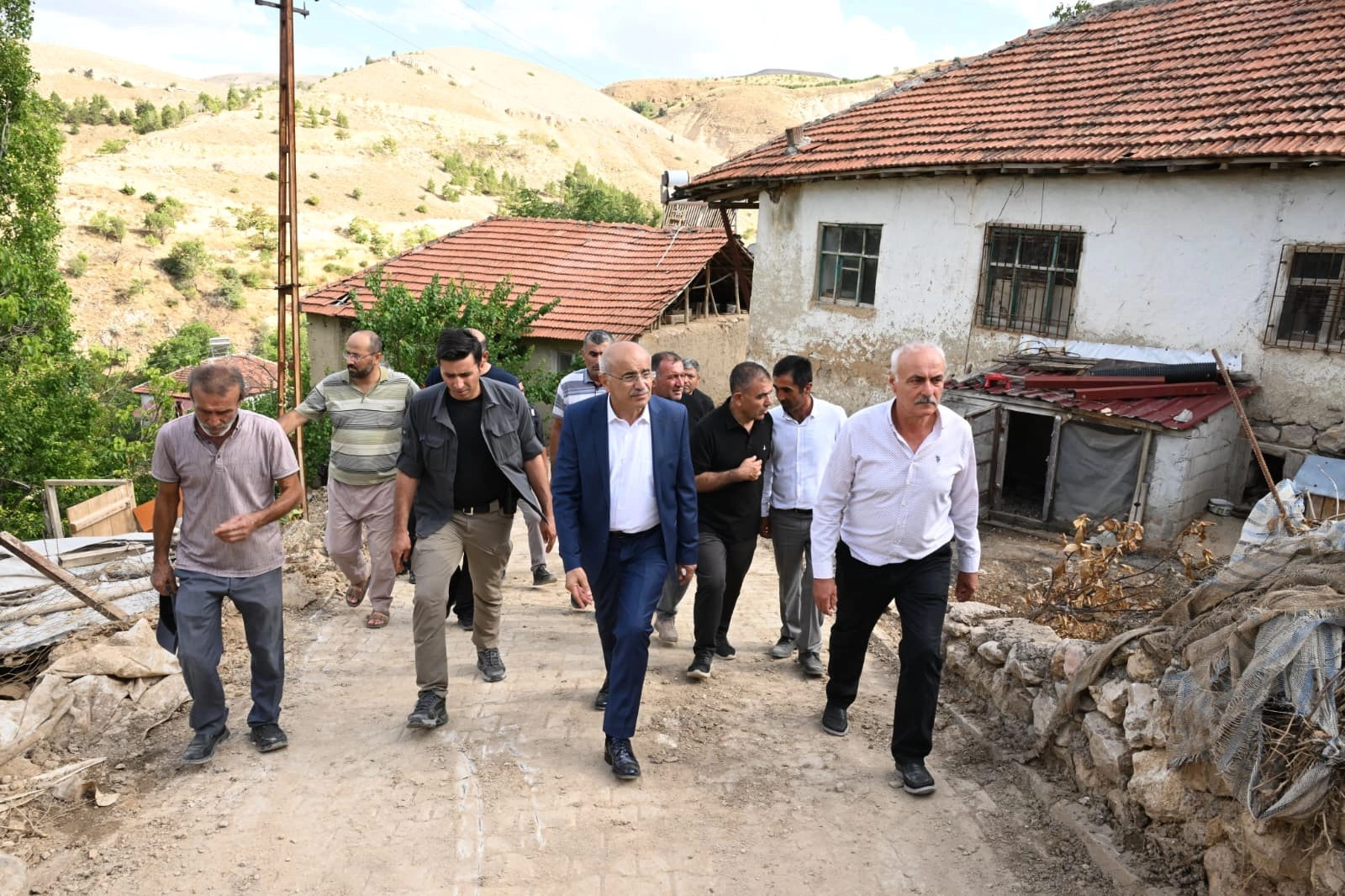 Malatya Hekimhan’da selin yaraları sarılıyor