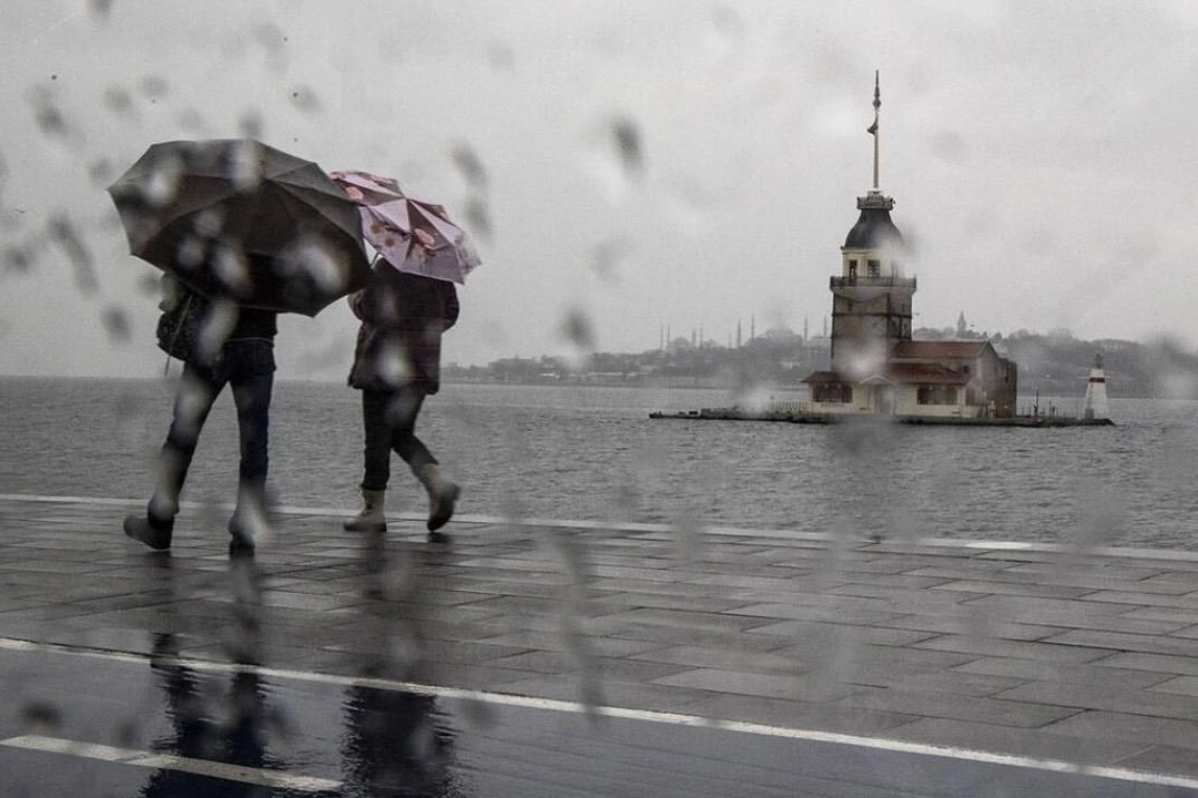 İstanbul Valiliği uyardı… Yağışlı sistem geliyor, sıcaklıklar 4 ila 6 derece düşecek