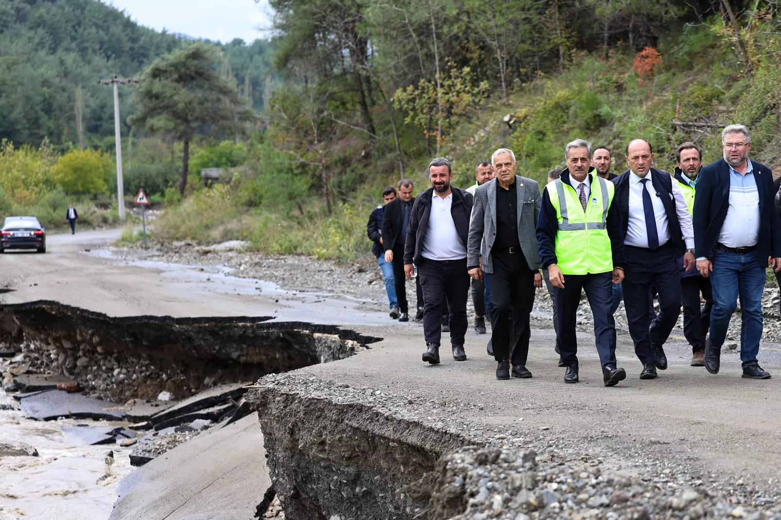 Başkan Alemdar afet mesaisi için Geyve’de… Sel tahribatının izleri siliniyor
