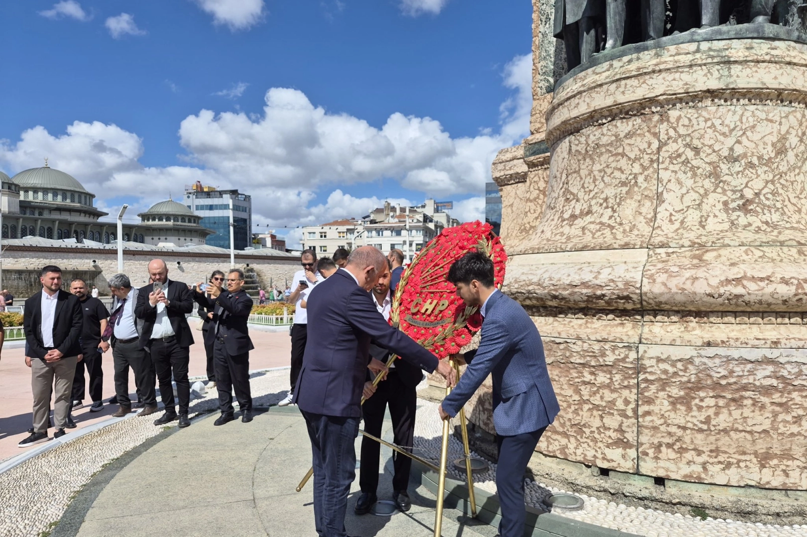 CHP İstanbul Taksim’de buluştu… Gürsel Tekin’den 9 Eylül’de Anıtkabir daveti