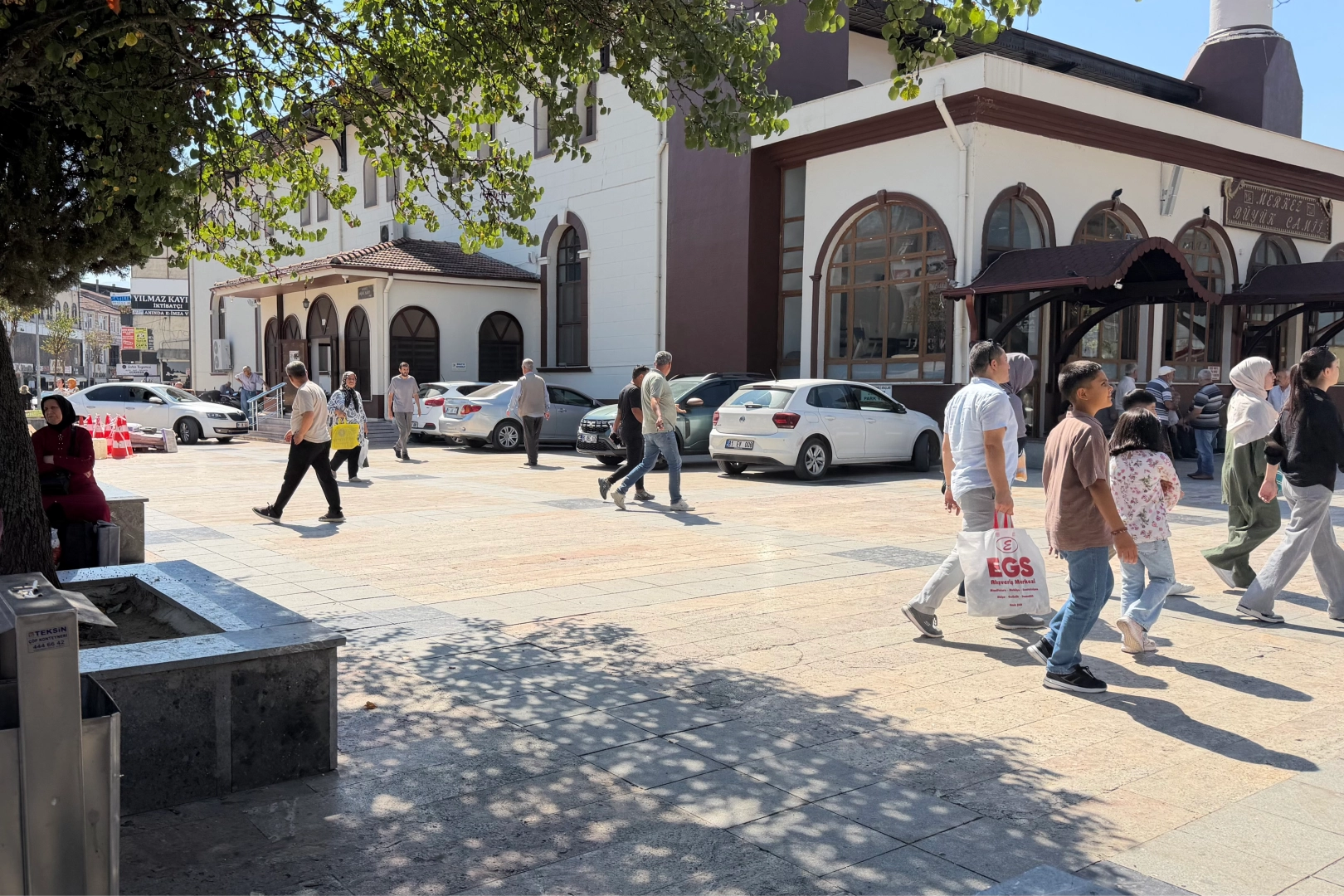 Düzce’de burası cami avlusu mu, otopark mı?