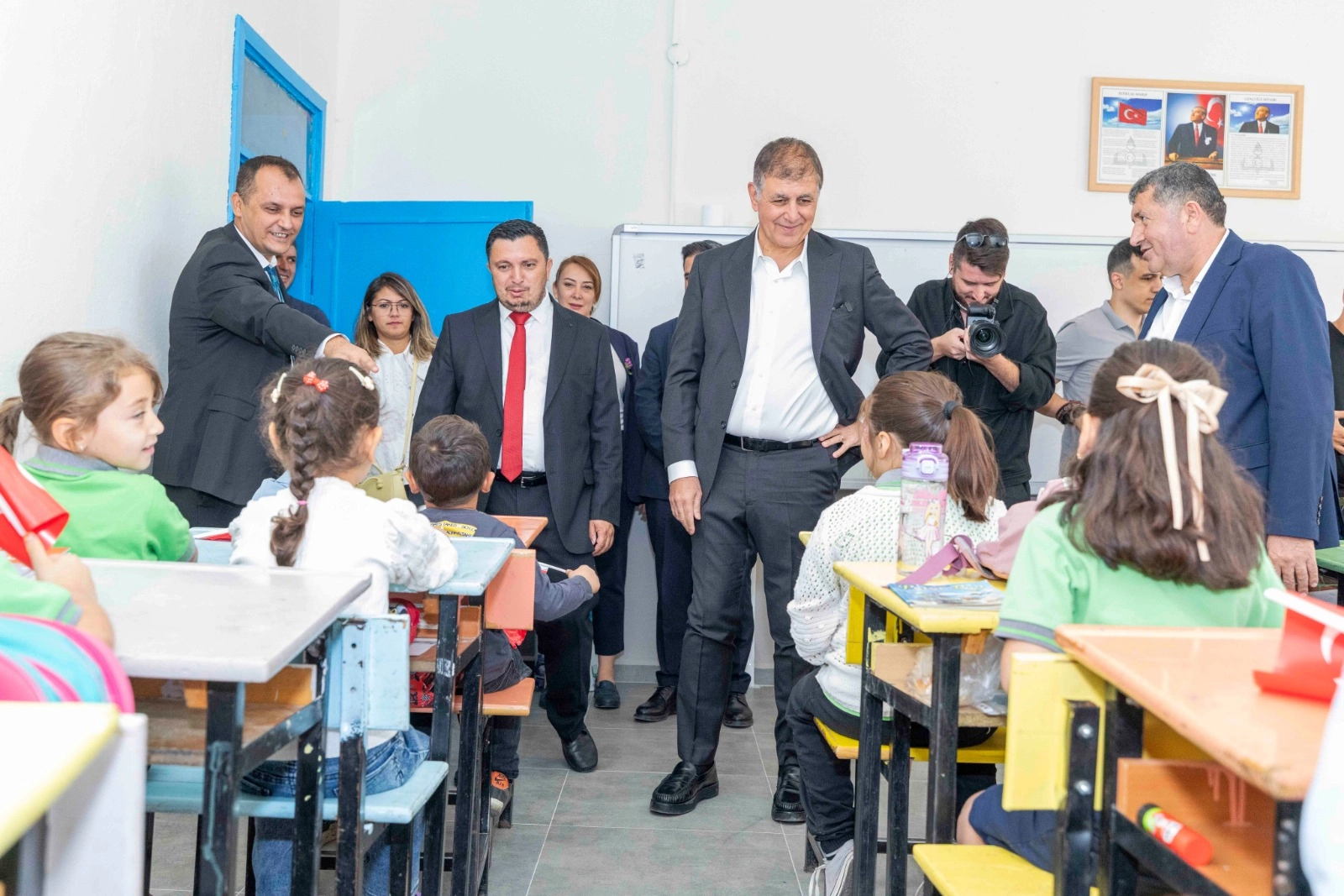 İzmir’de Kızıloba İlkokulu yenilendi çocuklar bayram etti