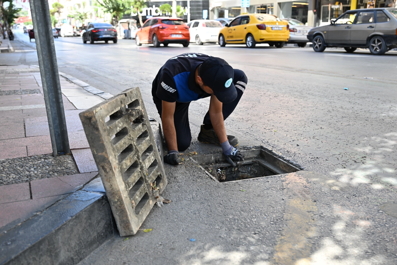 Manisa’da yağışlar öncesi ızgara temizliklerini hızlandırdı