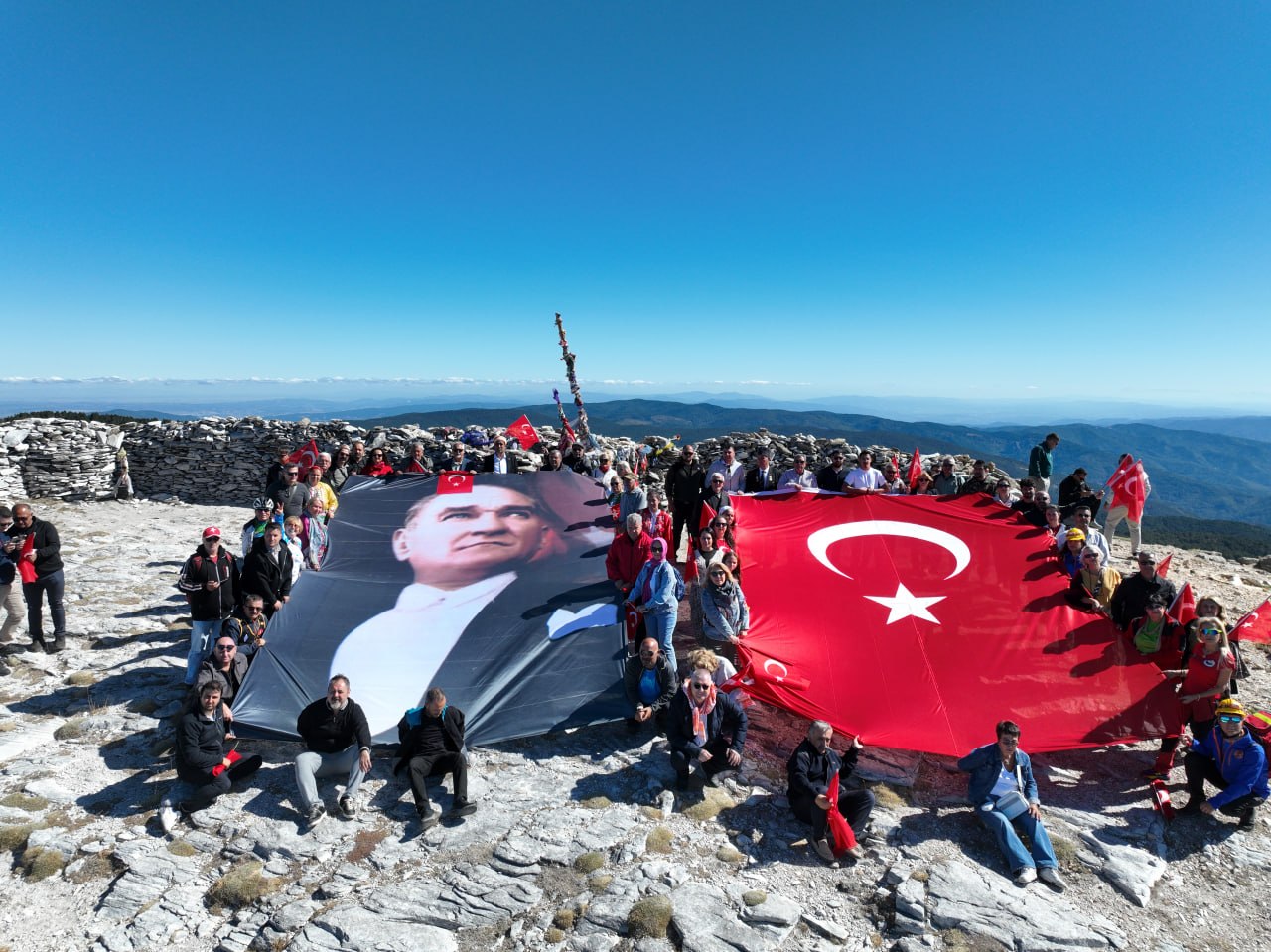 Edremit’in kurtuluşunun 104. yılında Sarıkız Zirvesi’nde bayrak yürüyüşü