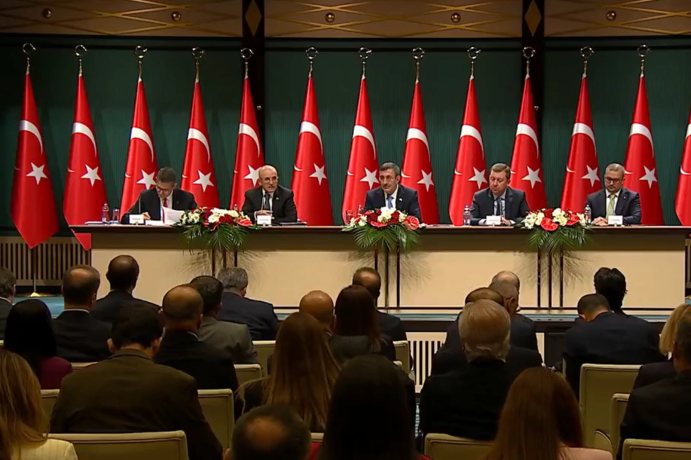 Yeni ekonomik hedefler açıklandı! Enflasyon tek haneye inecek… 2,1 milyon yeni istihdam sağlanacak