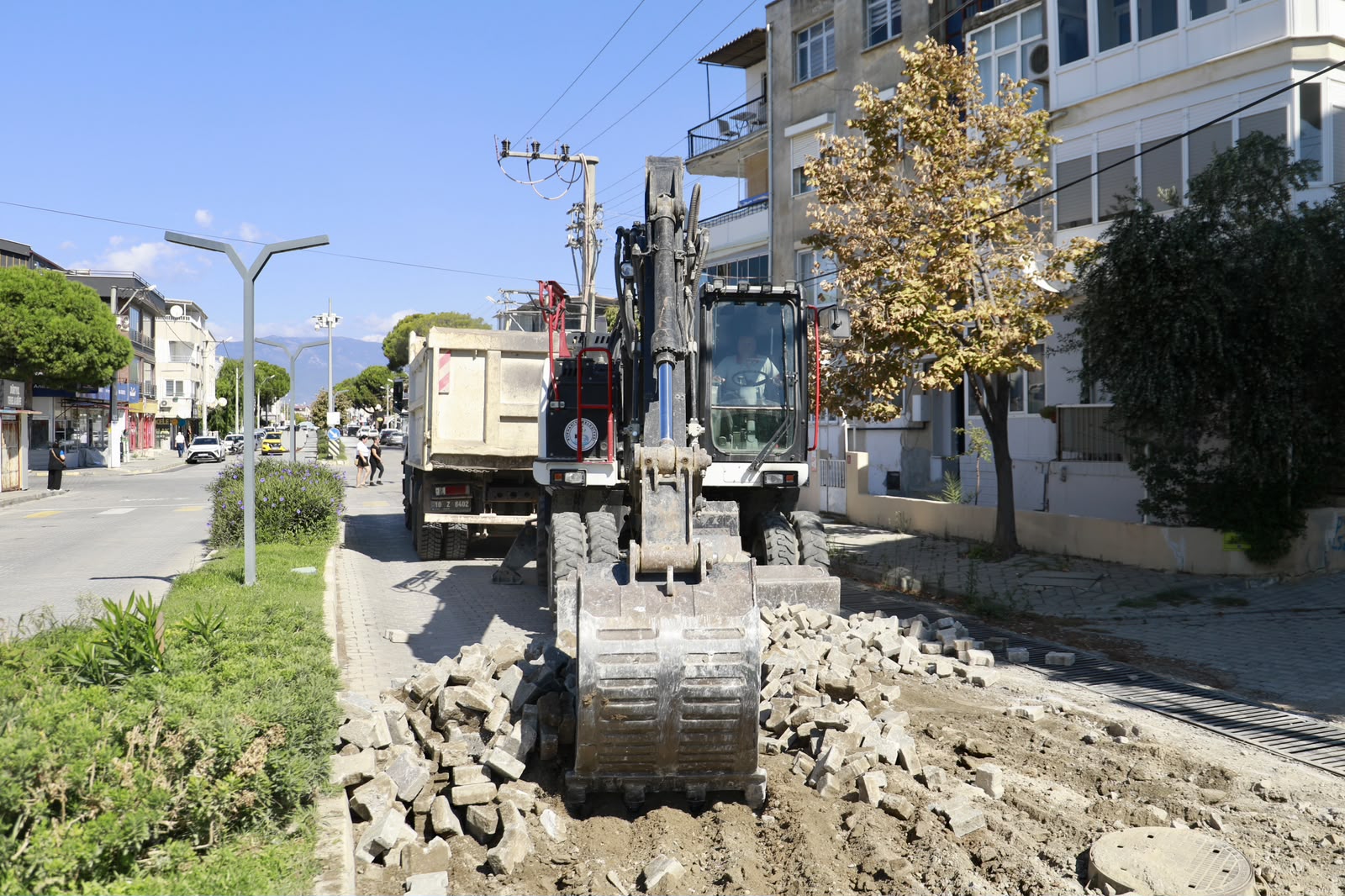 Burhaniye’de Fen İşleri Ekipleri Sahada Çalışmalarını Sürdürüyor