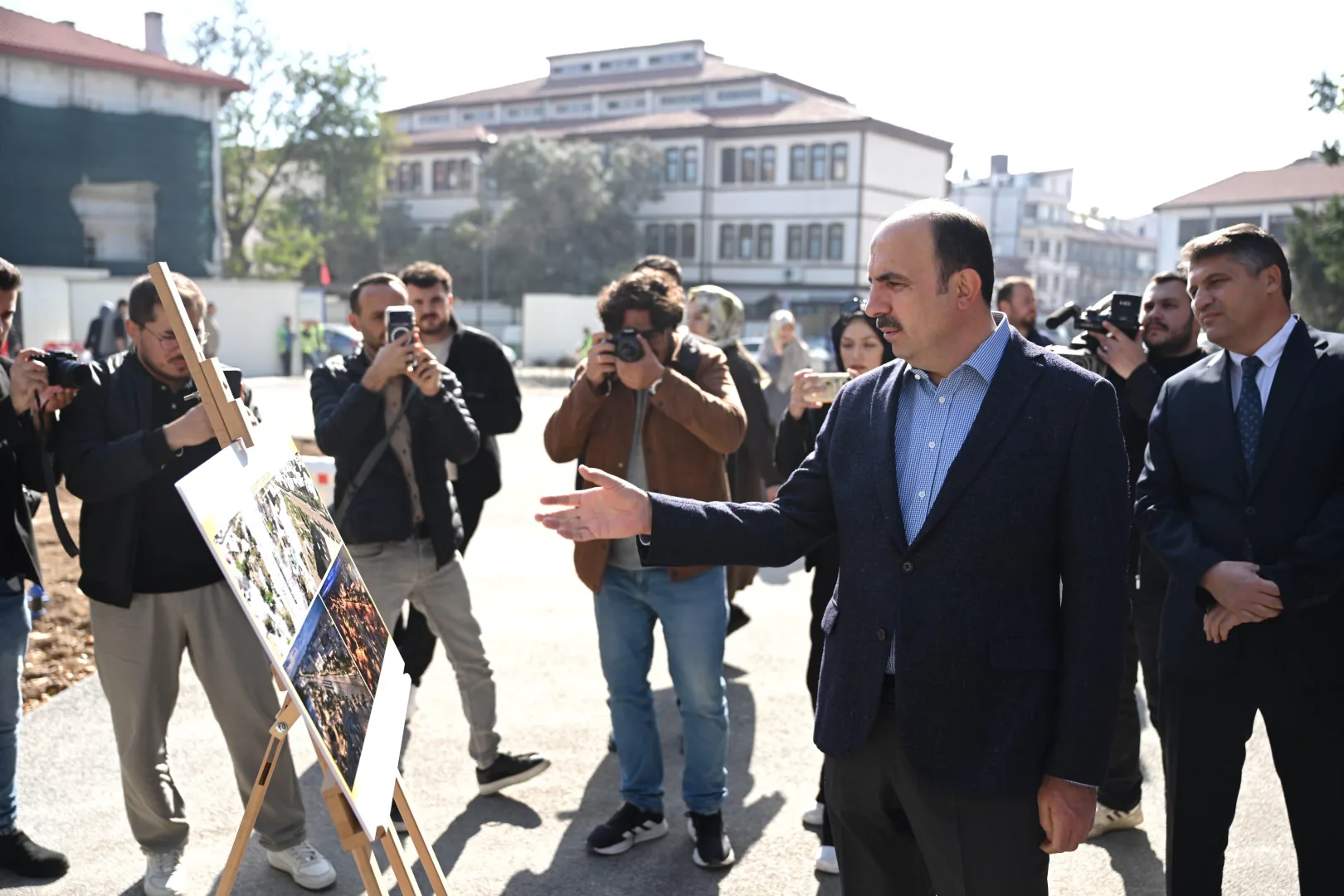 Konya Mevlana Caddesi’nde çevre düzenlemesi sürüyor