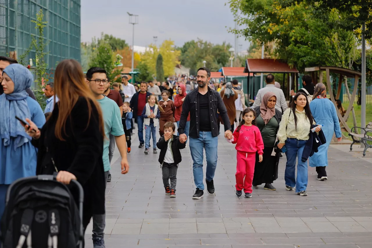 Anadolu Harikalar Diyarı Hayvanat Bahçesi’ni ücretsiz gezdiler