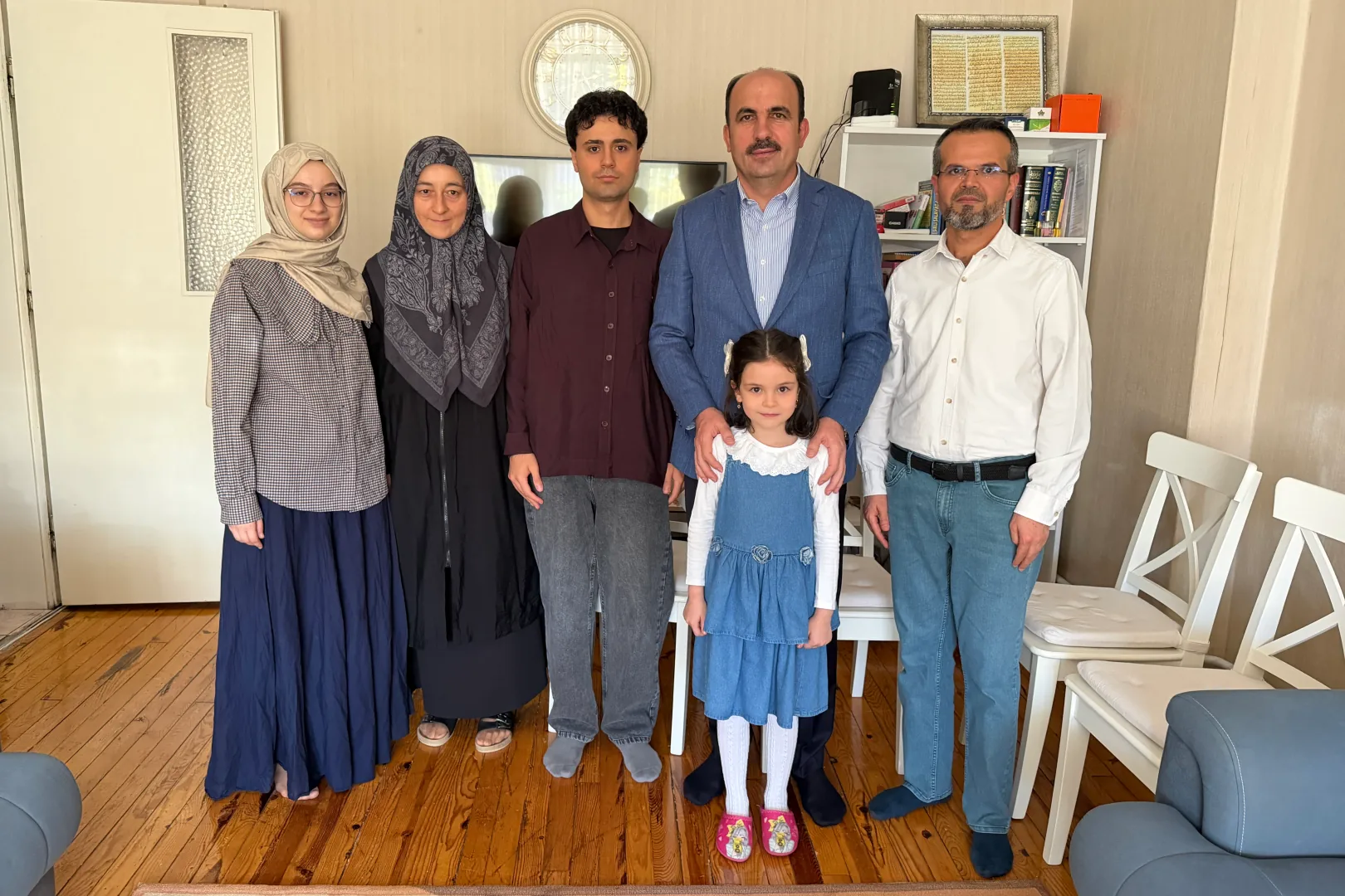 Başkan Altay’dan umreye giden aileye ziyaret
