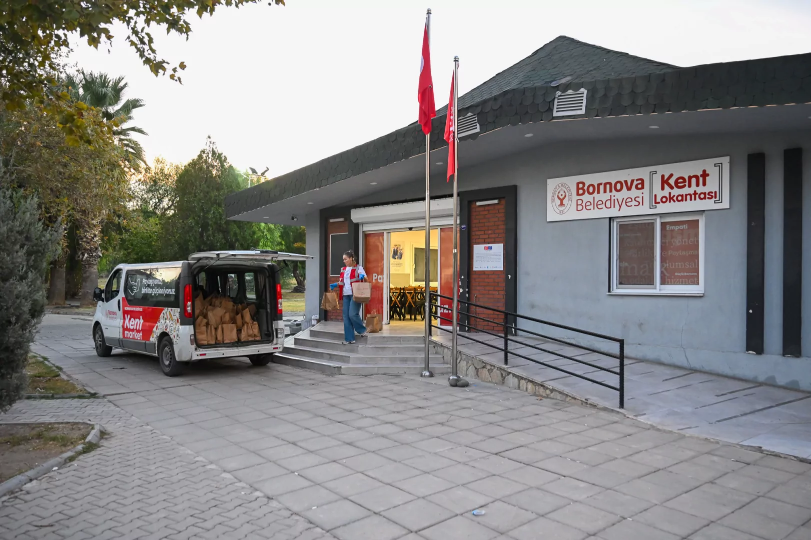 Bornova’da öğrencilere beslenme desteği