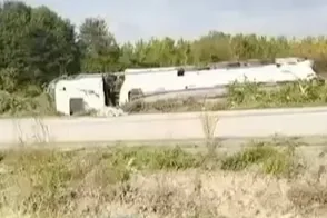 Düzce’de benzin yüklü tanker devrildi