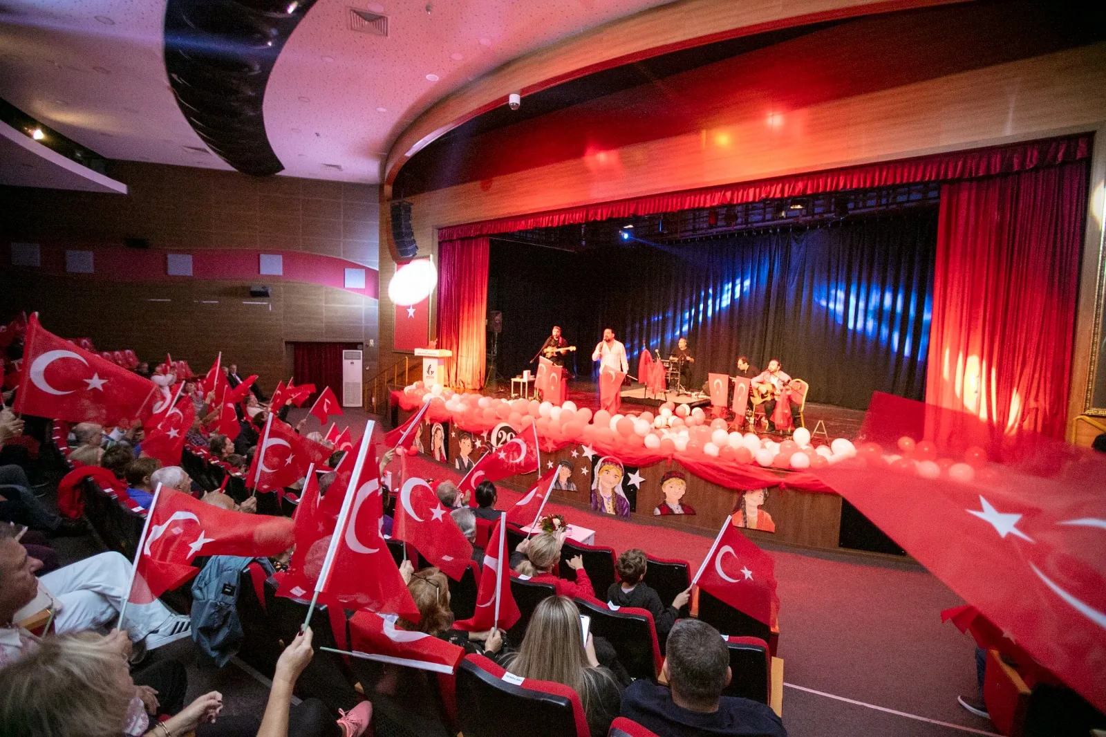 Güzelbahçeliler ‘Cumhuriyet Yürüyüşü’nde buluştu