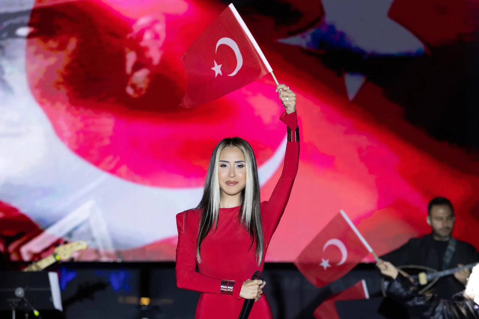 Hande Ünsal’dan Cumhuriyet’e kırmızı imza