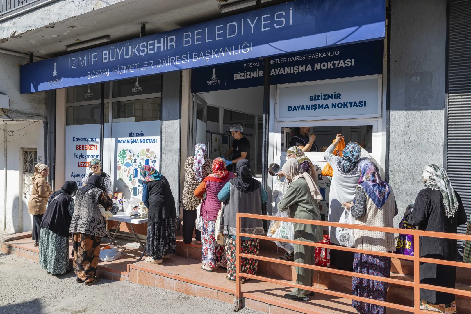 İzmir Büyükşehir, dayanışma noktalarıyla vatandaşların yanında