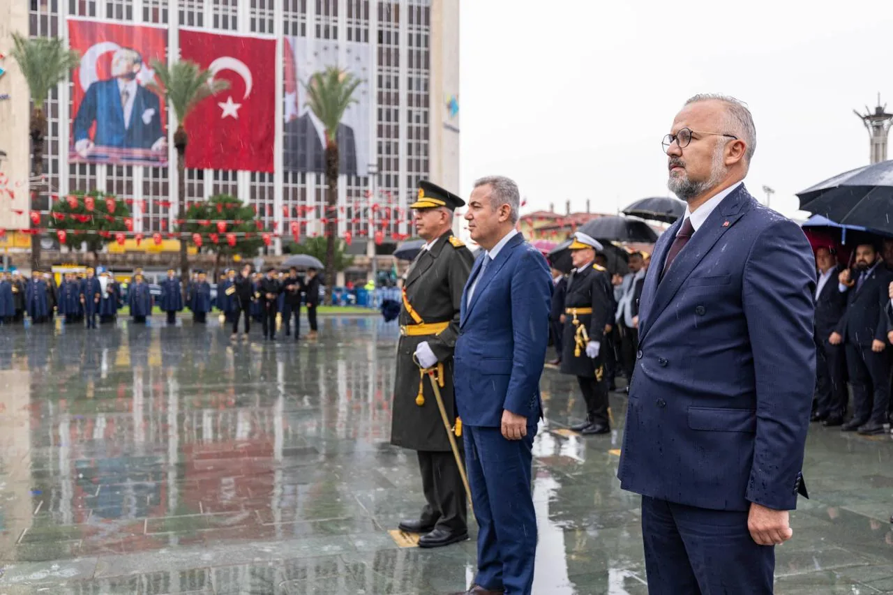İzmir’de Cumhuriyet coşkusu başladı