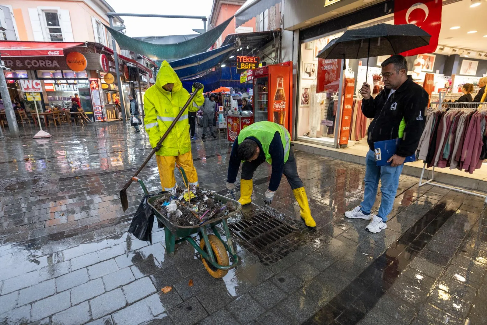İzmir’de yağış mesaisi… İZSU tam donanımıyla sahada