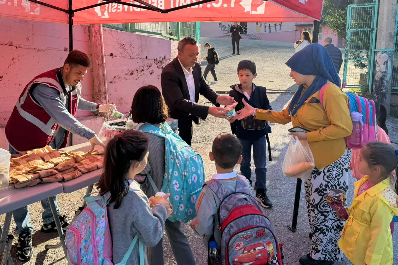 İzmit’te ‘Beslenme Saati’ desteği sürüyor