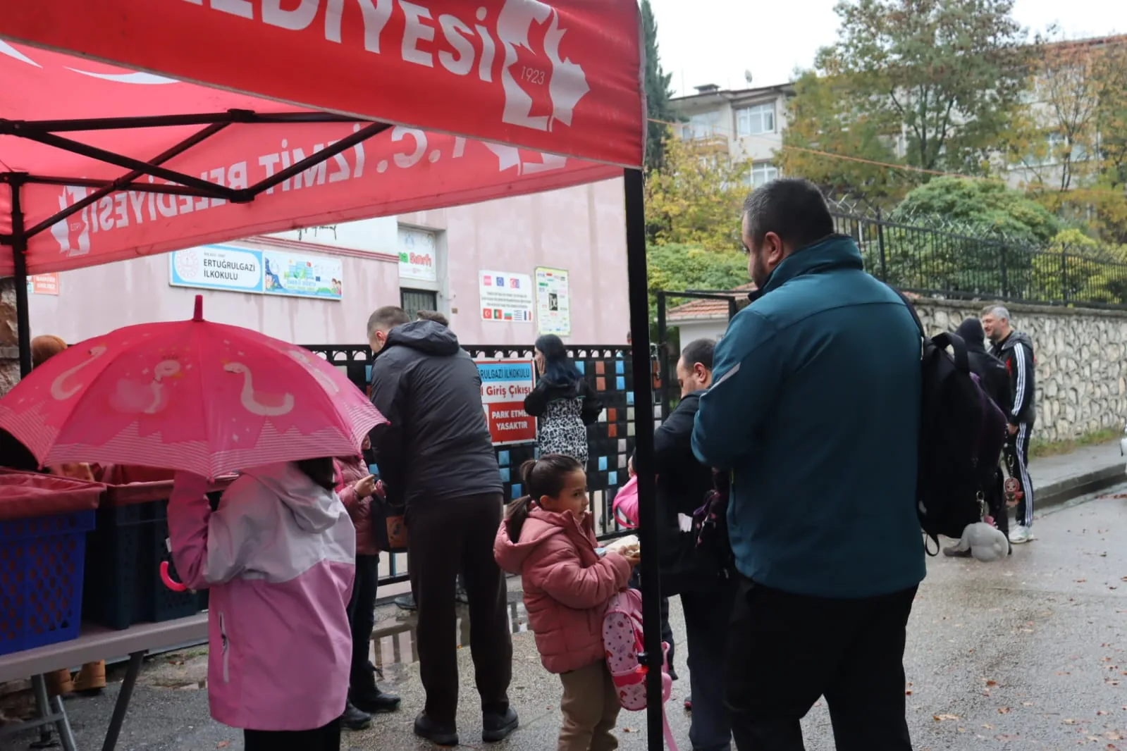 İzmit’te Beslenme Saati yağmur çamur dinlemiyor