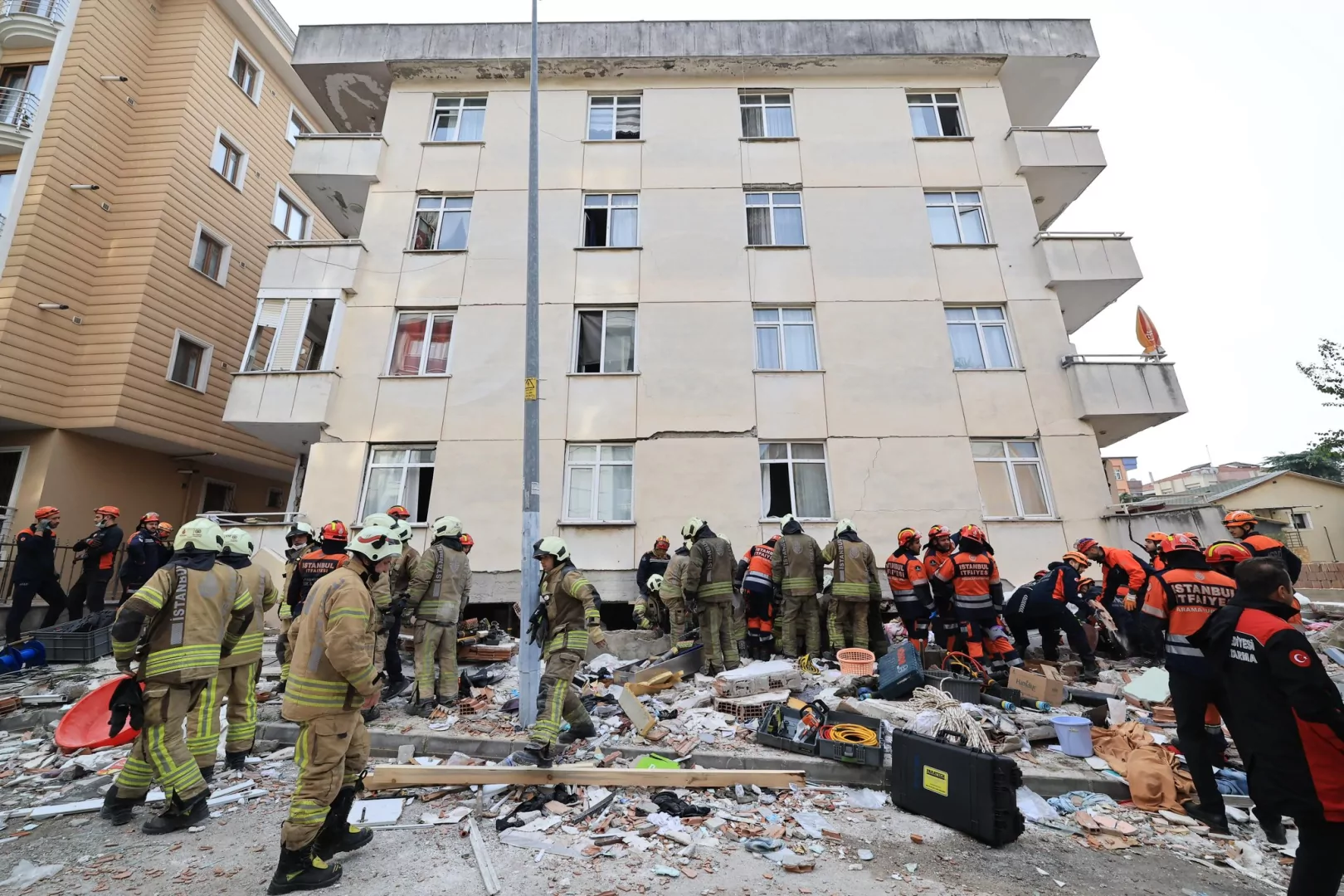 Maltepe’de 280 personel ve 107 araçla arama kurtarma sürüyor… Acı haberler geldi