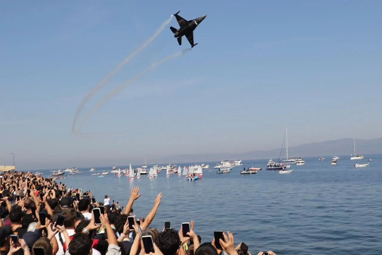 Mudanya’da SoloTürk yoğunluğu… Onlar gökyüzünde süzüldü, trafik kilitlendi