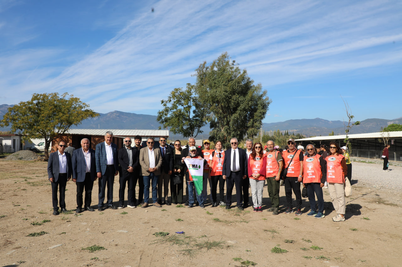 Edremit’te öğrenciler fidanları toprakla buluşturdu
